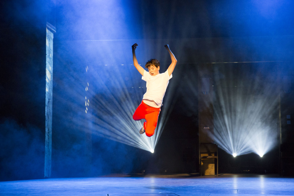 Lee Hall - Elton John Billy Elliot Rooleissa mm. Henrik Björklund / Amos Brotherus / Lassi Hirvonen, Luka Haikonen / Luca Elshout / Kasperi Virta, Siiri Kaskilahti / Ella Ingraeus / Nicole Karlsson, Jonna Järnefelt / Helena Haaranen, Risto Kaskilahti / Kari Mattila, Leena Uotila / Leenamari Unho, Petrus Kähkönen, Antti Keinänen / Elias Girod, Sofia Hilli, Pekka Hiltunen, Juha Jokela, Kirsi Karlenius, Ilkka Kokkonen, Jukka Kontusalmi, Tuukka Leppänen, Kai Lähdesmäki, Unto Nuora, Emilia Nyman, Sami Paasila, Tiina Peltonen, Raili Raitala, Inka Tiitinen, Antti Timonen, Panu Vauhkonen, Mikko Vihma Suomennos Mikko Koivusalo
Ohjaus ja koreografia Markku Nenonen
Kapellimestari Risto Kupiainen
Lavastus Jani Uljas ja Jari Ijäs
Puvut Elina Kolehmainen
Valosuunnittelu William Iles
Äänisuunnittelu Kirsi Peteri, Jori Tossavainen Ensi-ilta 27.8.2015 Peacock-teatteri Kuvassa Amos Brotherus Kuva © Mirka Kleemola