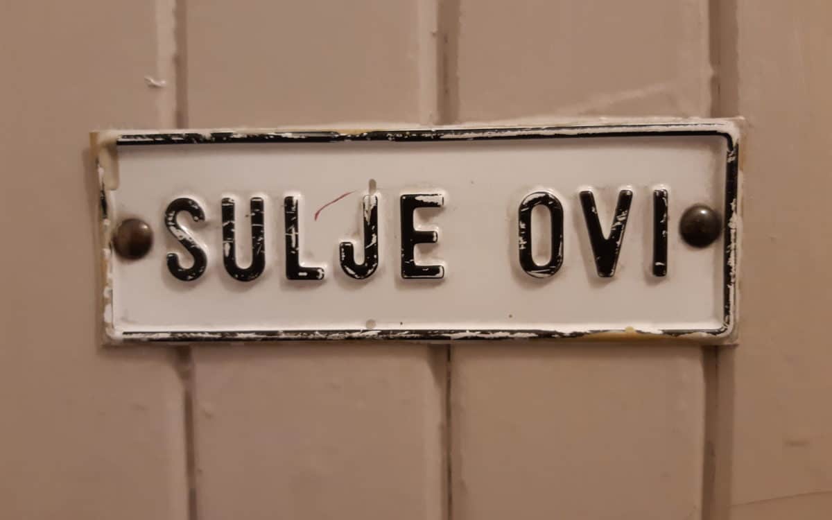 Sulje ovi -kyltti