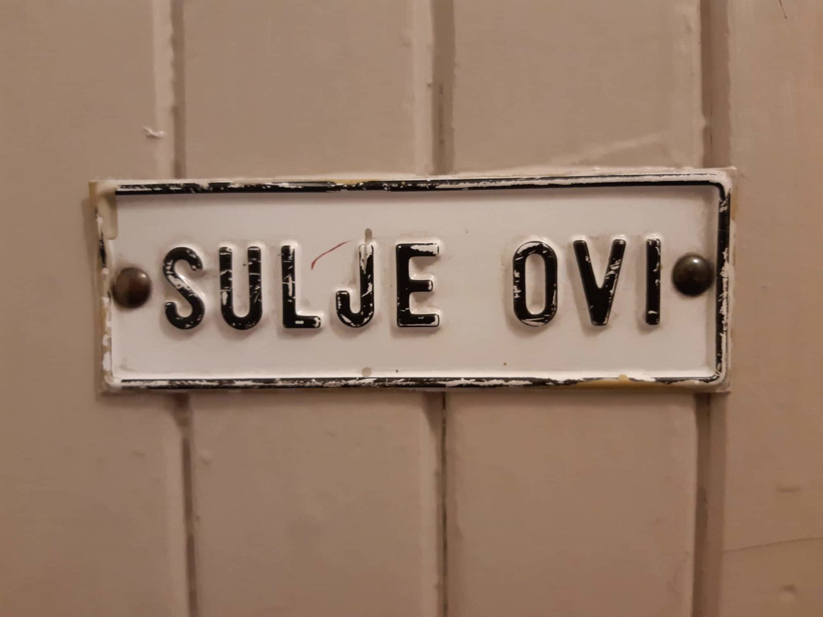 Sulje ovi -kyltti