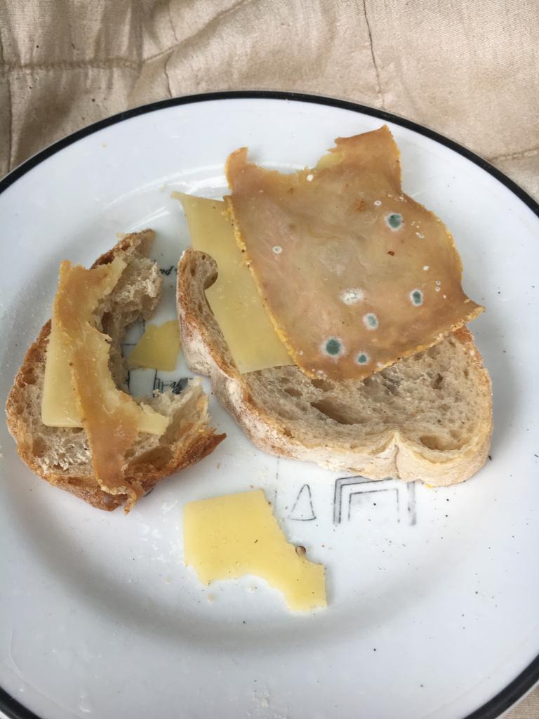 homeinen leipä lautasella