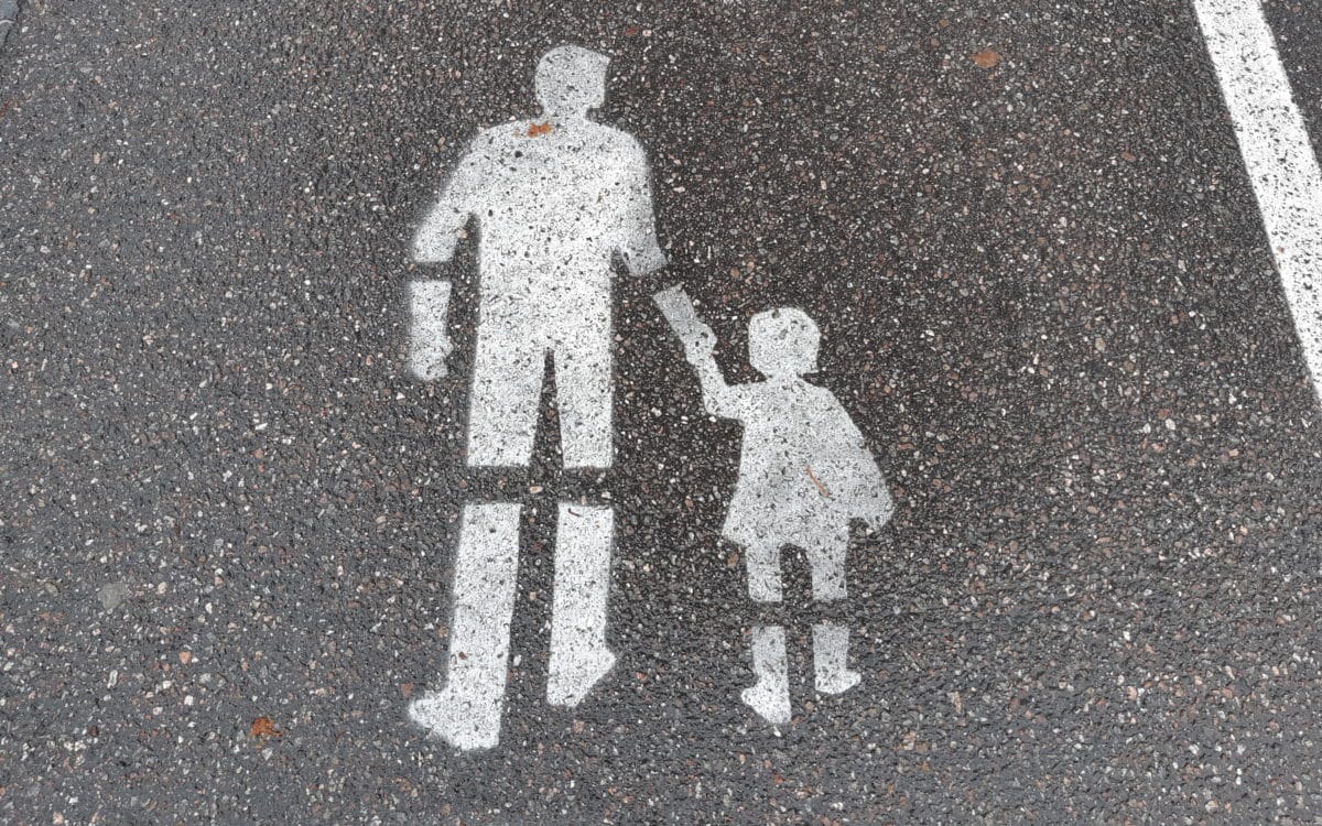 jalkakäytävän merkki asfaltilla