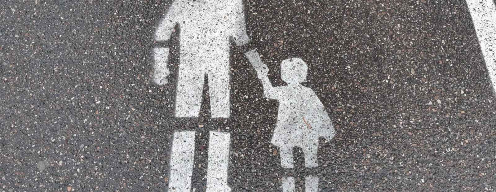 jalkakäytävän merkki asfaltilla