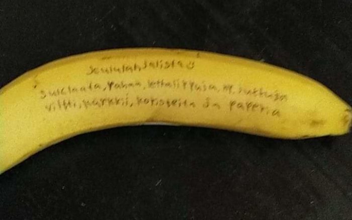 Kirjoittajan vastaanottama lahjatoivelista banaanille kirjoitettuna