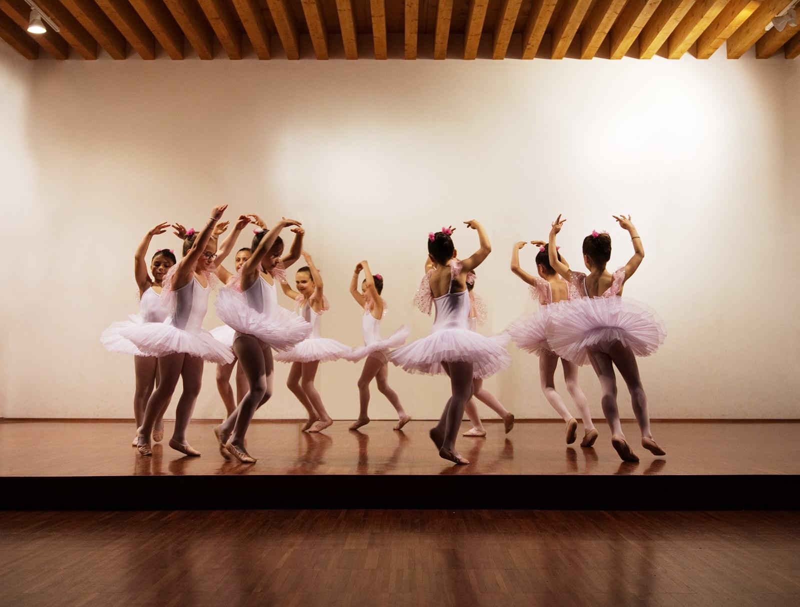 tyttöjä tanssimassa balettia