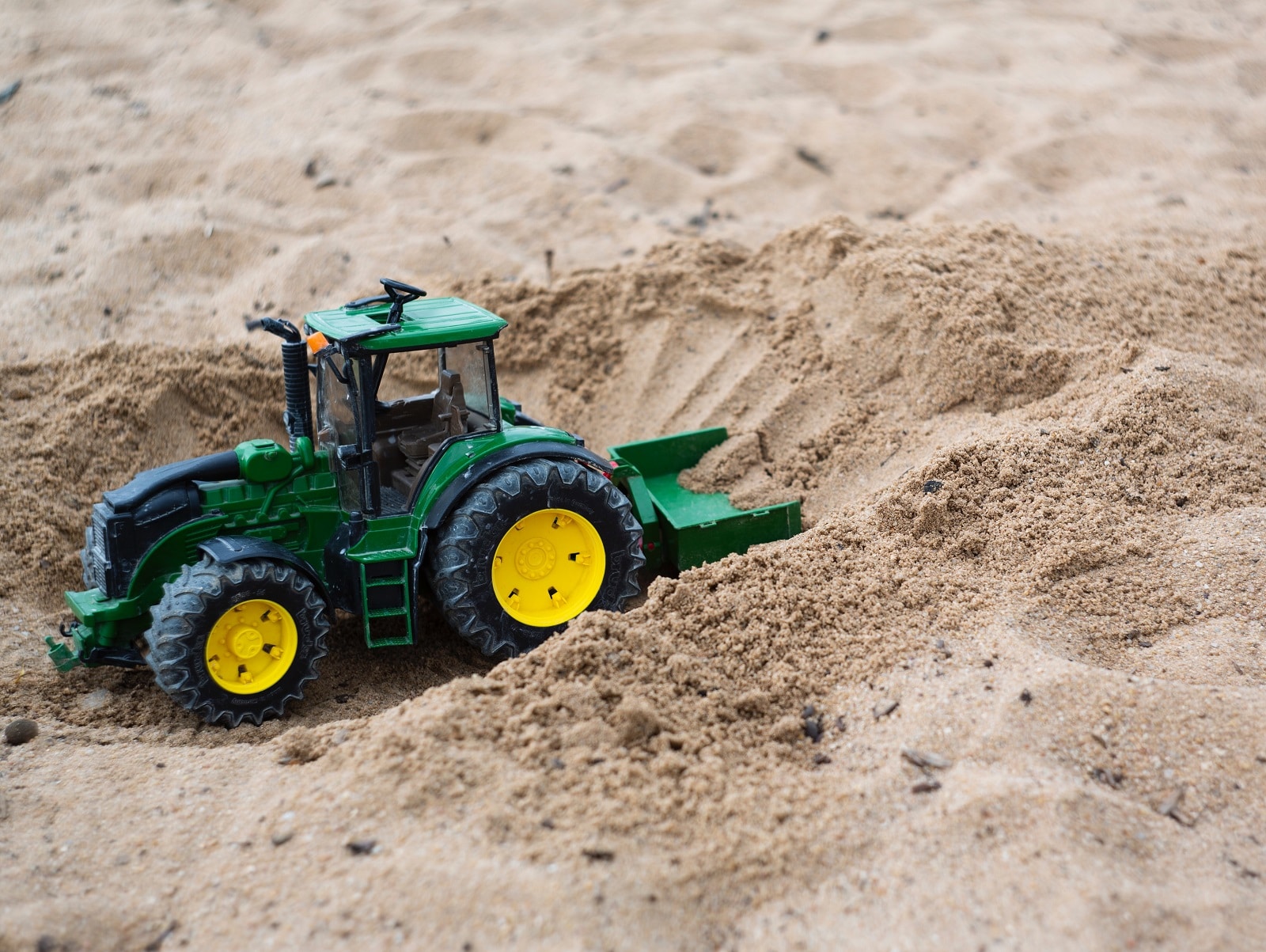 leikkitraktori hiekassa