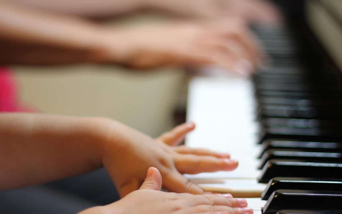 aikuinen ja lapsi soittavat pianoa