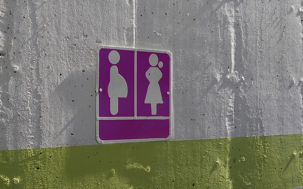 kyltti jossa raskaana oleva nainen