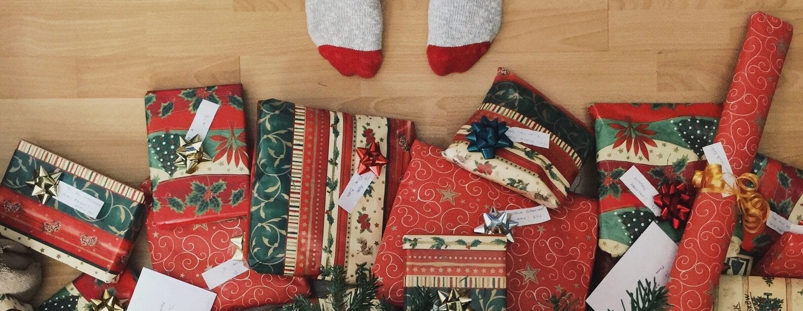 jalat ja lahjapaketteja kuusen alla