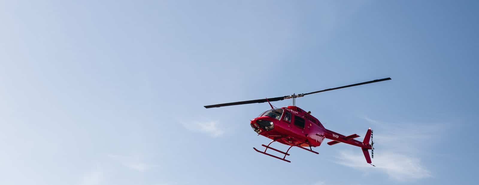 Punainen helikopteri taivaalla