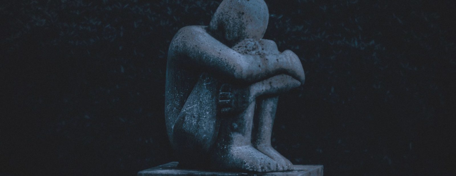 Patsas itseään halaavasta ihmisestä