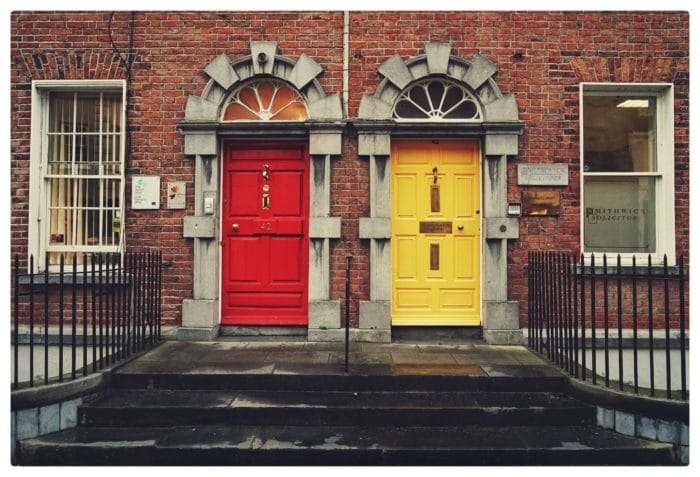 Keltainen ovi ja punainen ovi