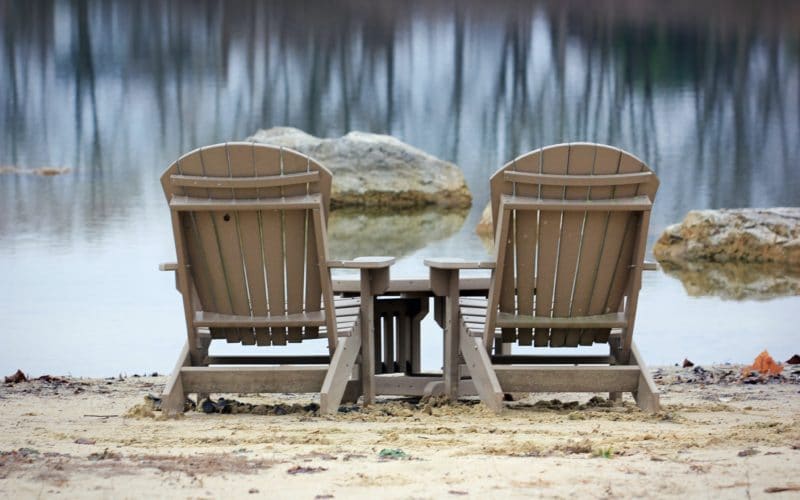 Puutarhapenkit rannalla