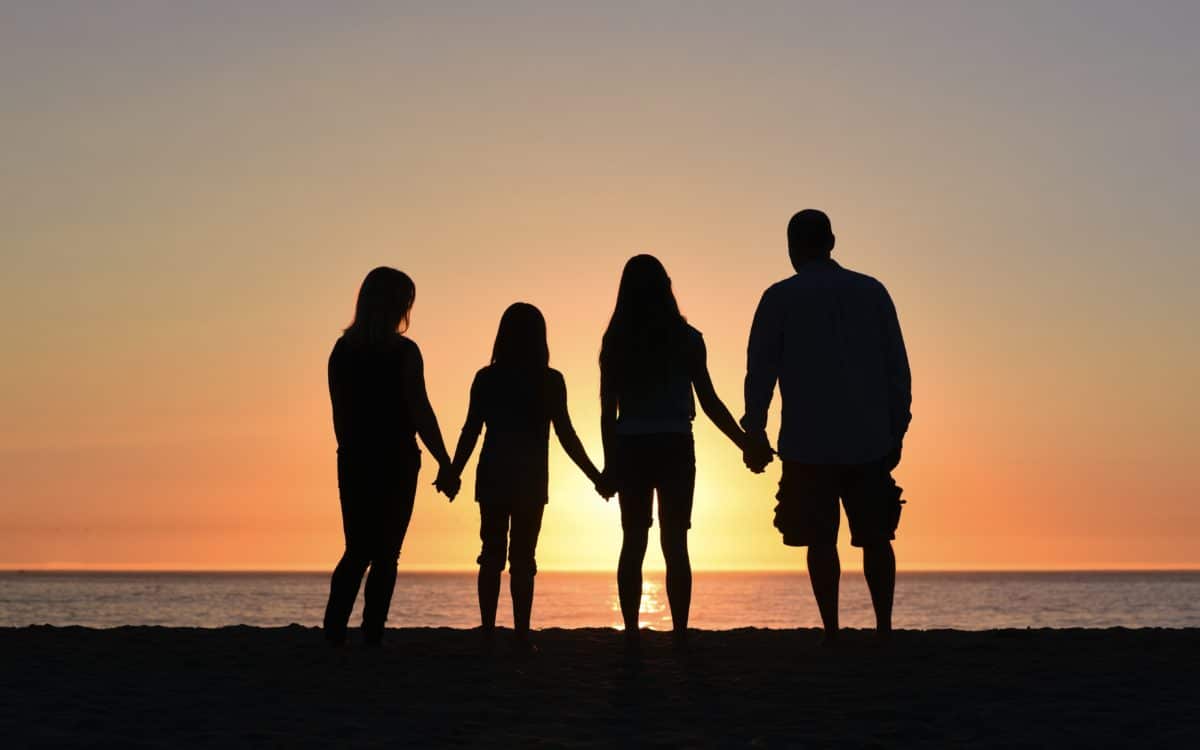Perhe rannalla